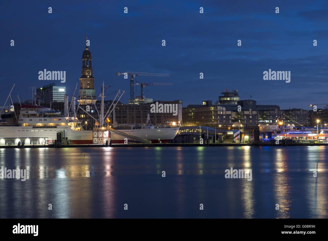 Der Hamburger Hafen mit St. Michaelis, Deutschland Stockfoto