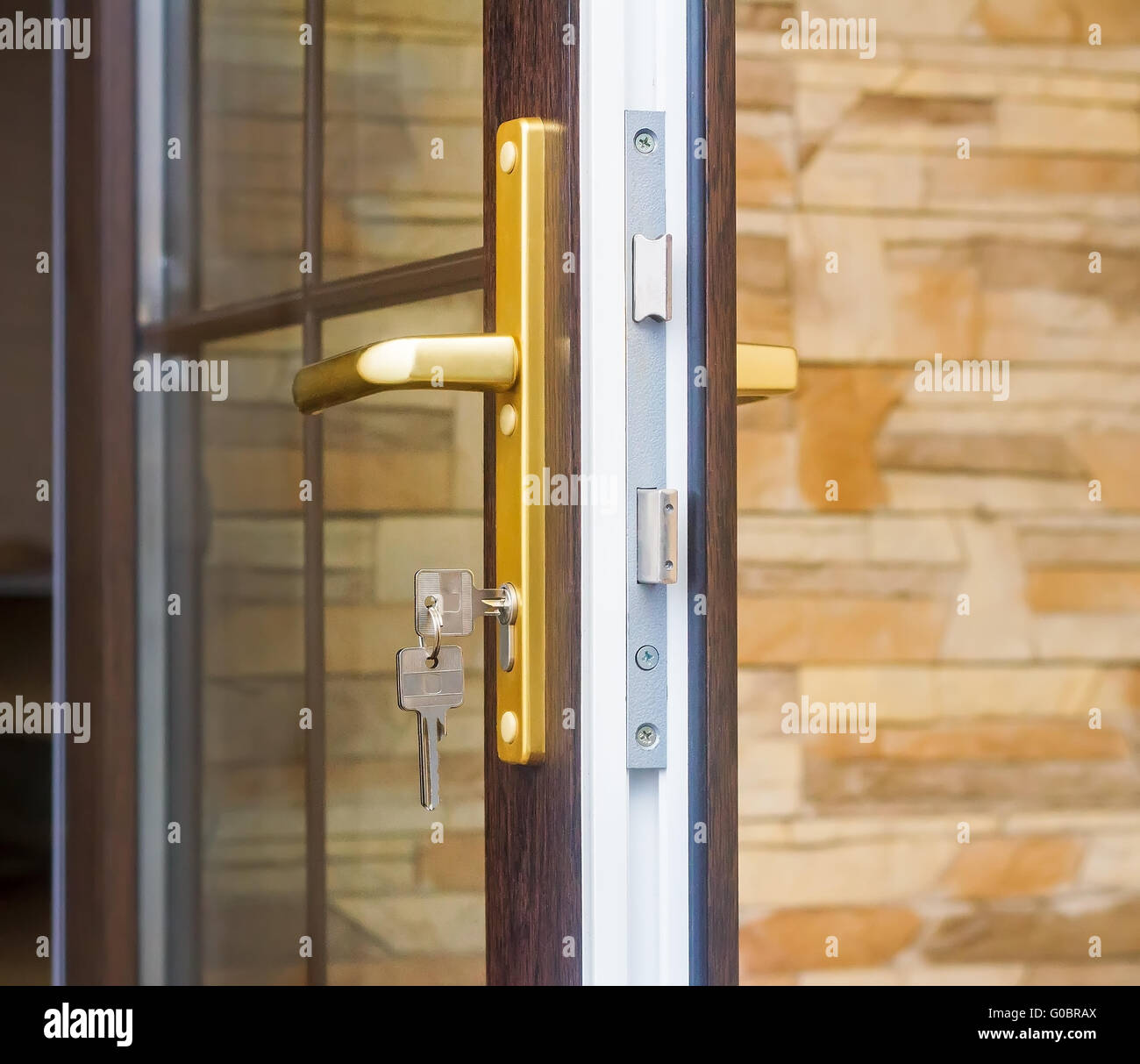 Fragment einer Tür mit Schloss und Schlüssel. Stockfoto