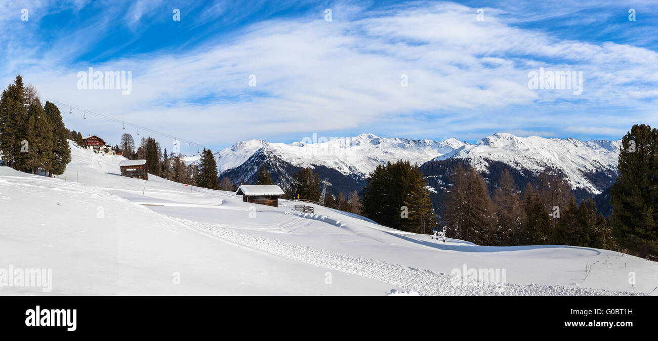 Panoramablick auf die Alpen vom Schatzalp im Winter an einem sonnigen Tag, Davos, Graubünden, Schweiz. Stockfoto