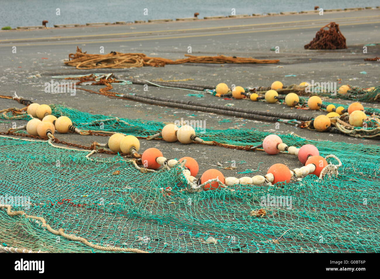 Fischernetze auf dem Boden gestrichen Stockfoto