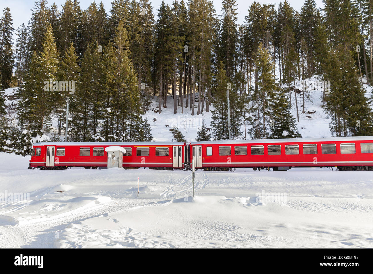 Berühmte Sehenswürdigkeiten Zug der Rhätischen Bahn laufen im Schnee, im Glacier-Express im Winter der Schweiz Stockfoto