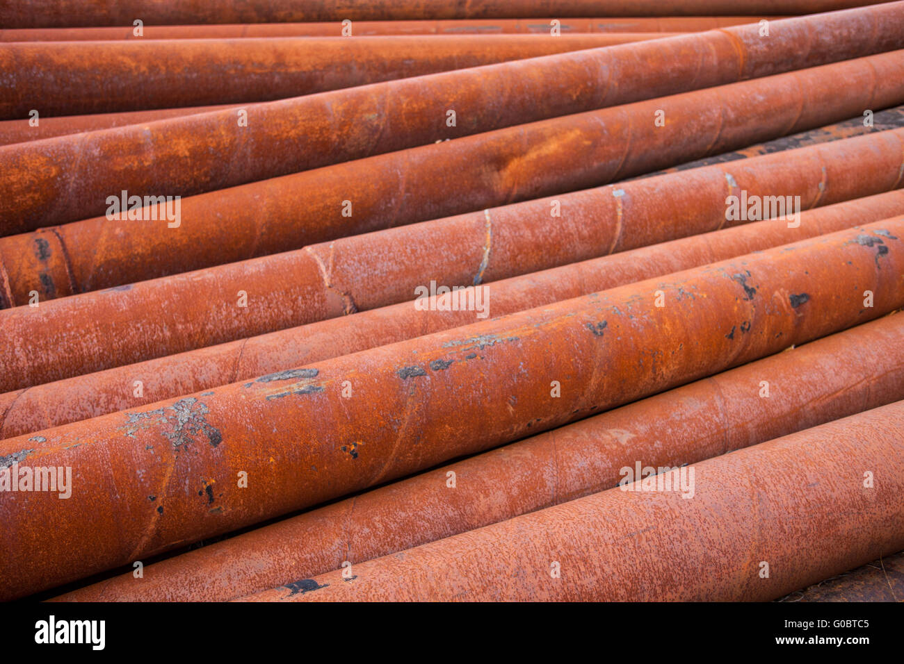 Rostiges Metall Rohre stapeln Stockfoto