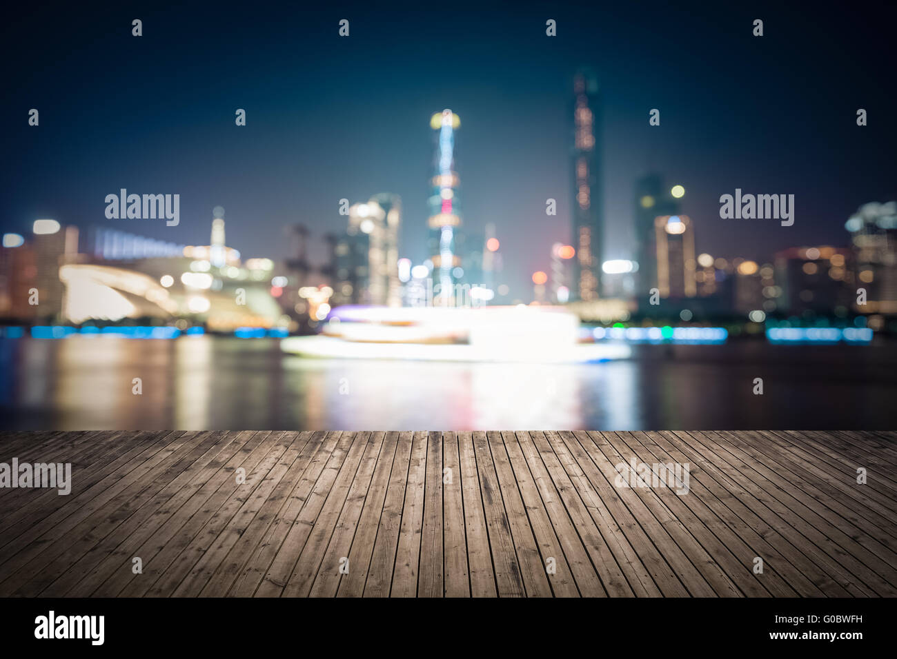 abstrakte Stadtbild Hintergrund mit Holzboden in der Nacht Stockfoto