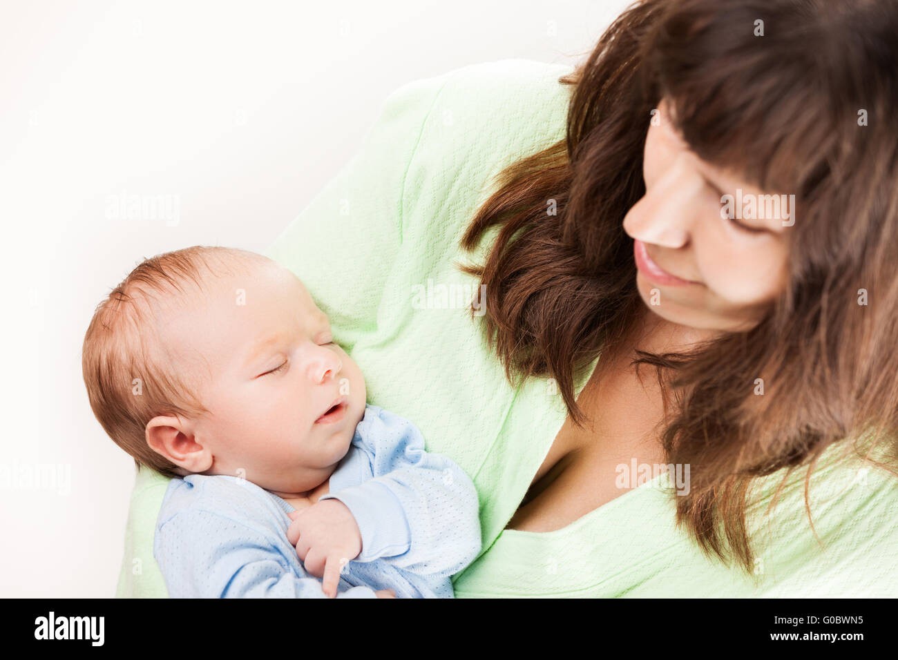 Niedliche schlafendes neugeborenes Kind auf Mutter Händen Stockfoto