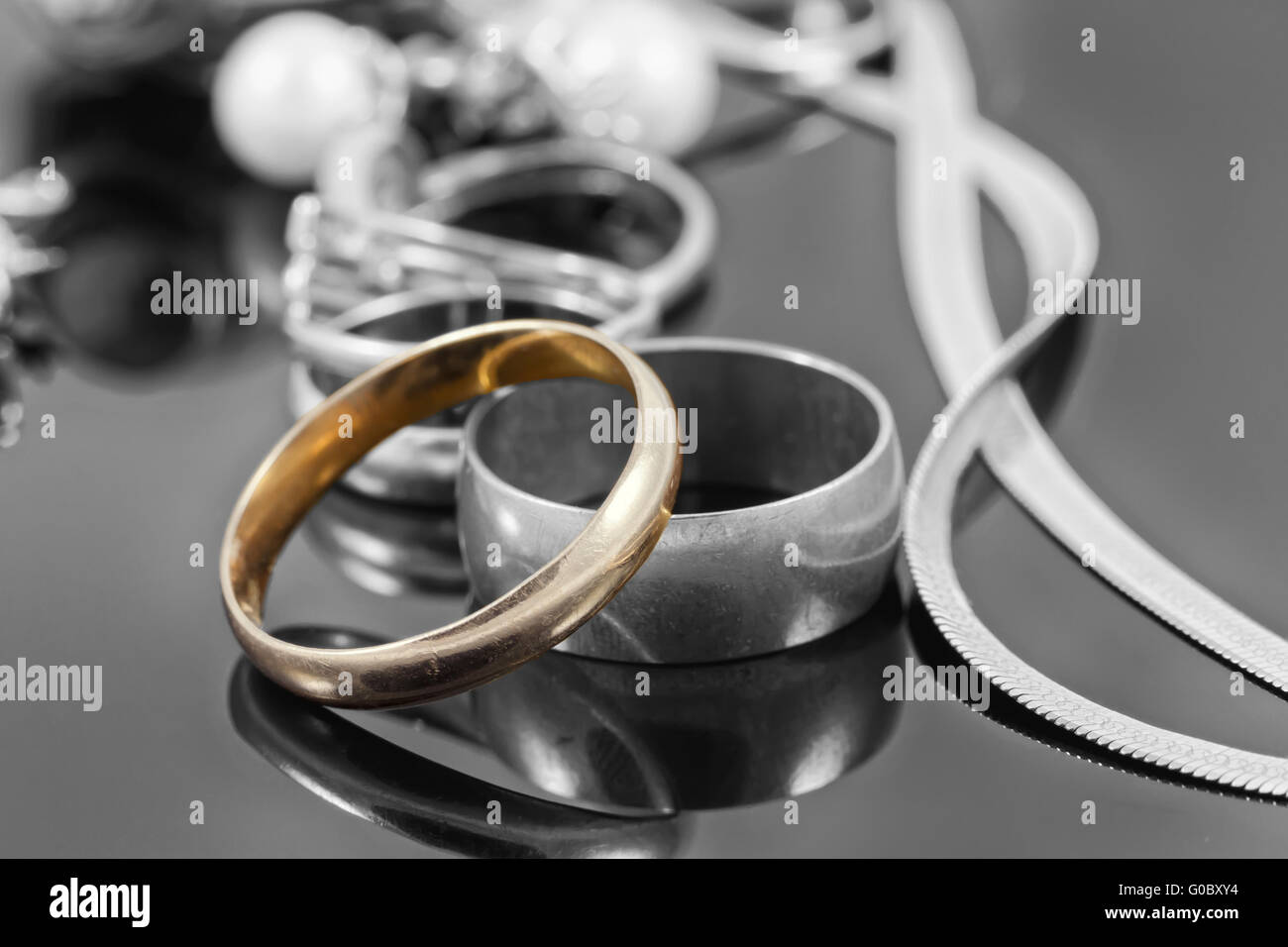 Schwarz / weiß Schmuck mit Farbe gold ring Stockfoto