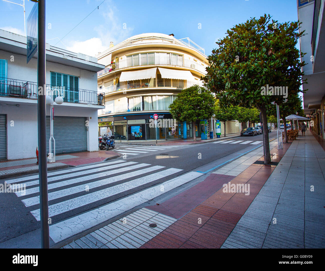 am frühen Morgen an einem Avinguda Costa Brava Straße in Stockfoto