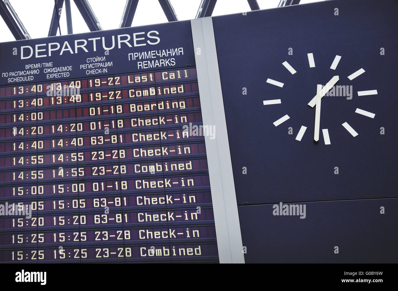 großer Stundenplan Board mit Uhren und Abreise Zeitlinien Stockfoto