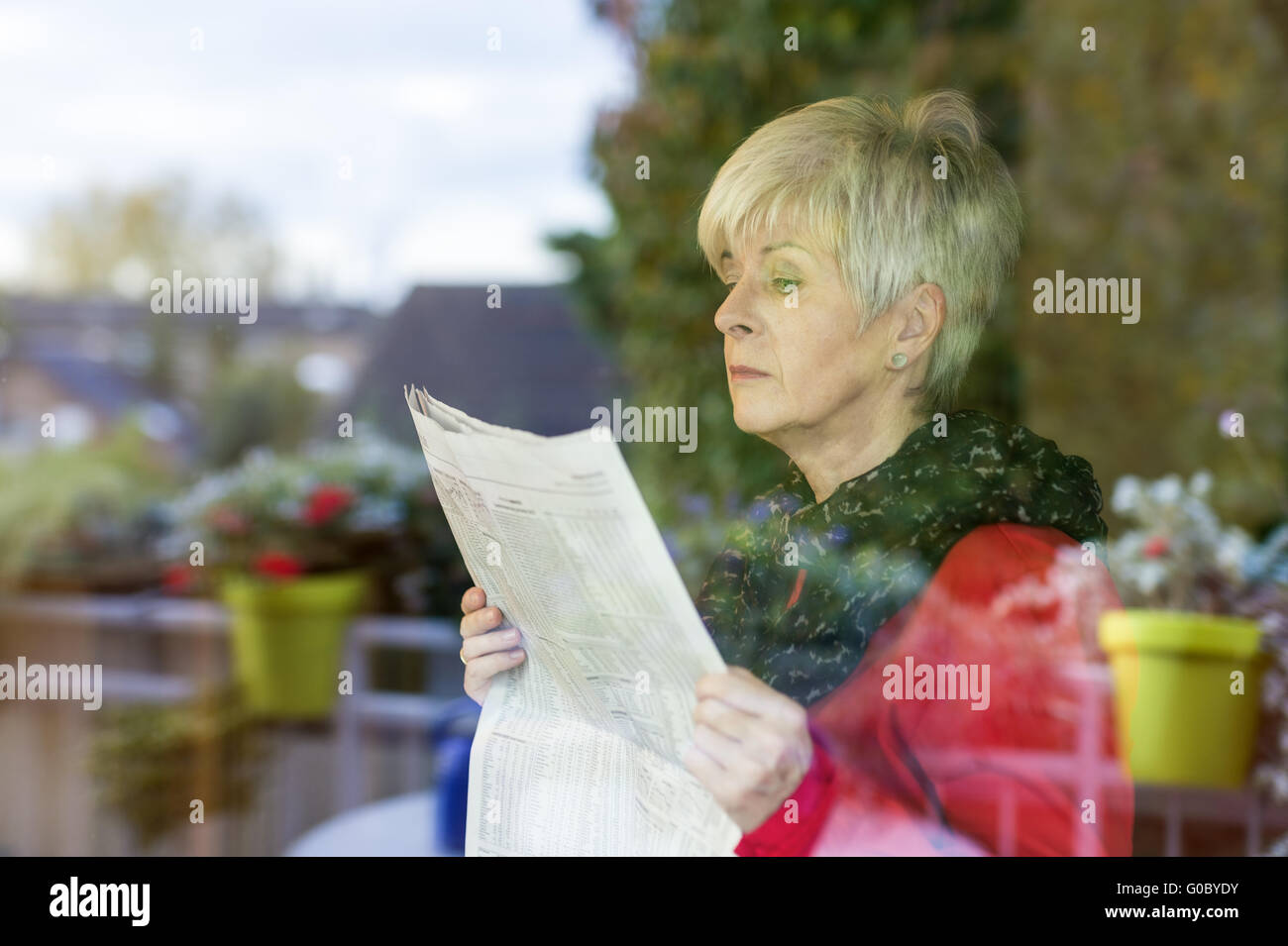 Senior mit Zeitung Stockfoto