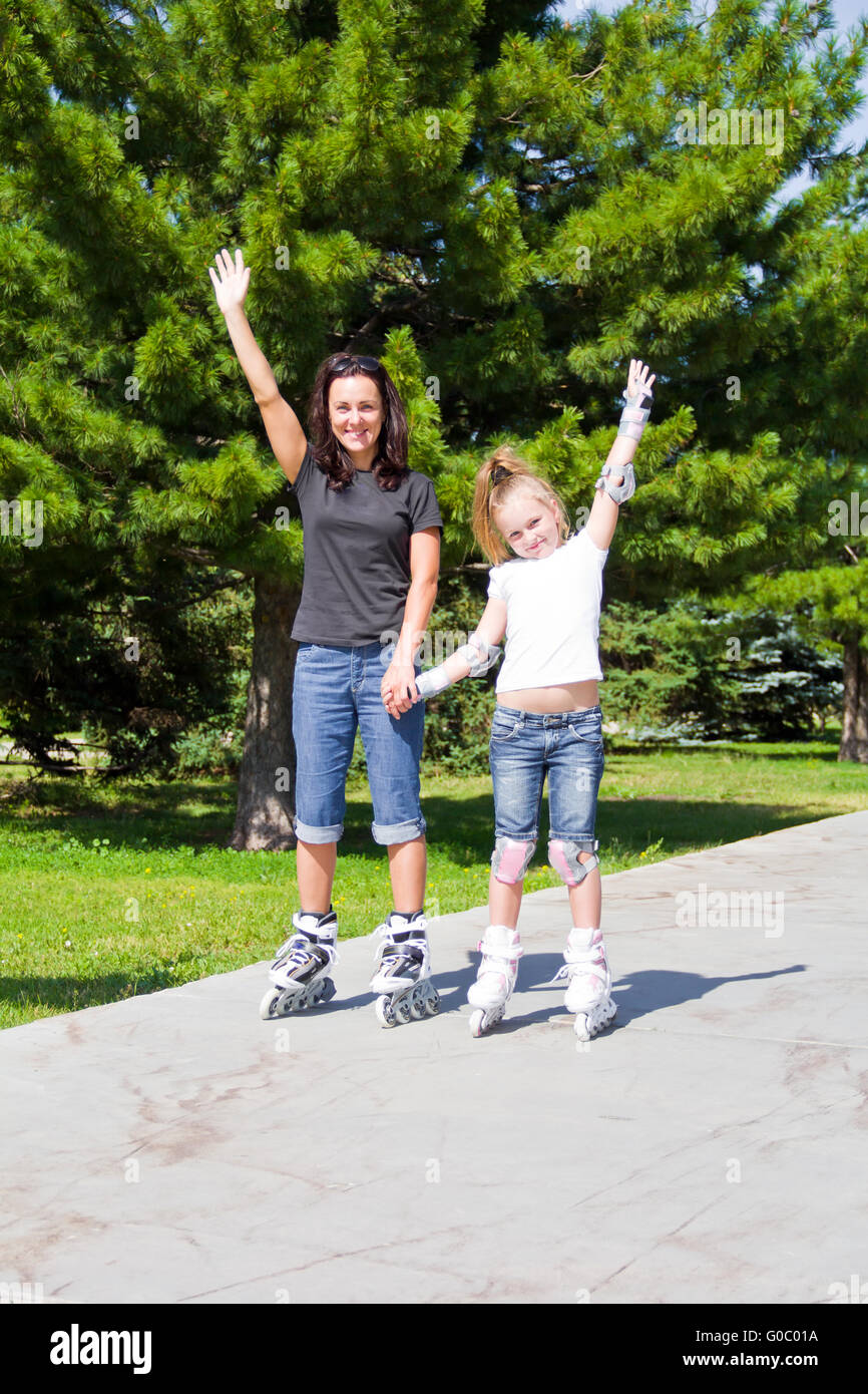 Mutter und Tochter auf Rollschuhen im Sommer Stockfoto