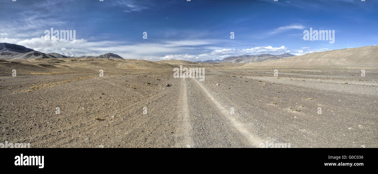 Malerische Panorama der unbefestigte Straße führt durch trockene Landschaft in Tadschikistan Stockfoto
