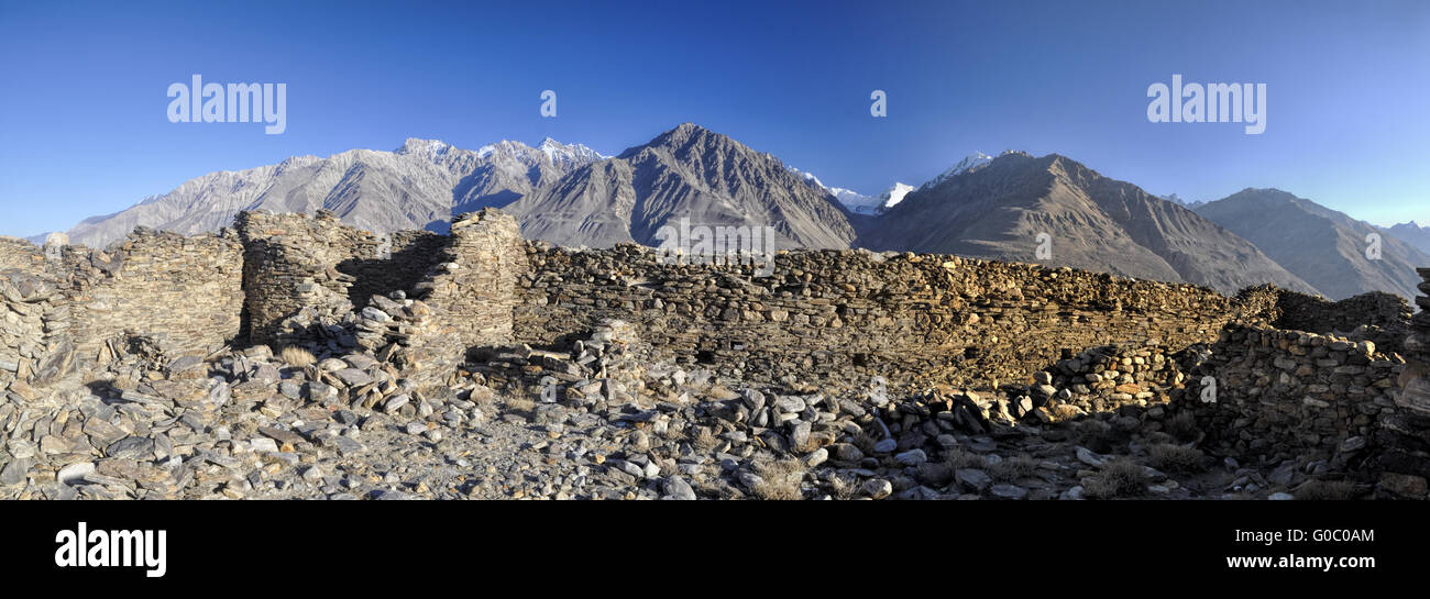 Malerische Panorama Ruinen der alten auf kargen Landschaft in Tadschikistan an sonnigen Tag Stockfoto