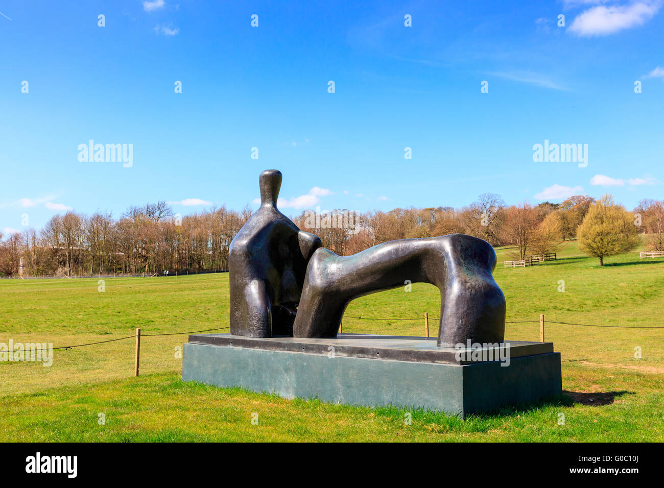 Bronze Figur Skulptur von Henry Moore in Yorkshire Sculpture Park liegen. Stockfoto