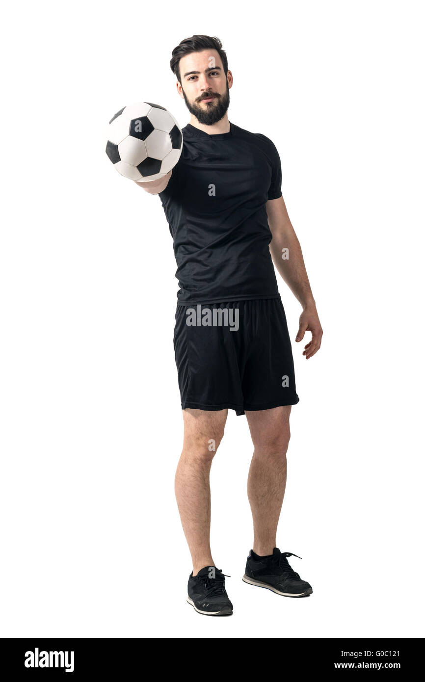Fußball- oder Fußball Spieler halten und bietet Ball auf eine Kamera. Herausforderung-Konzept. Ganzkörper-Länge-Porträt isoliert auf weiss Stockfoto
