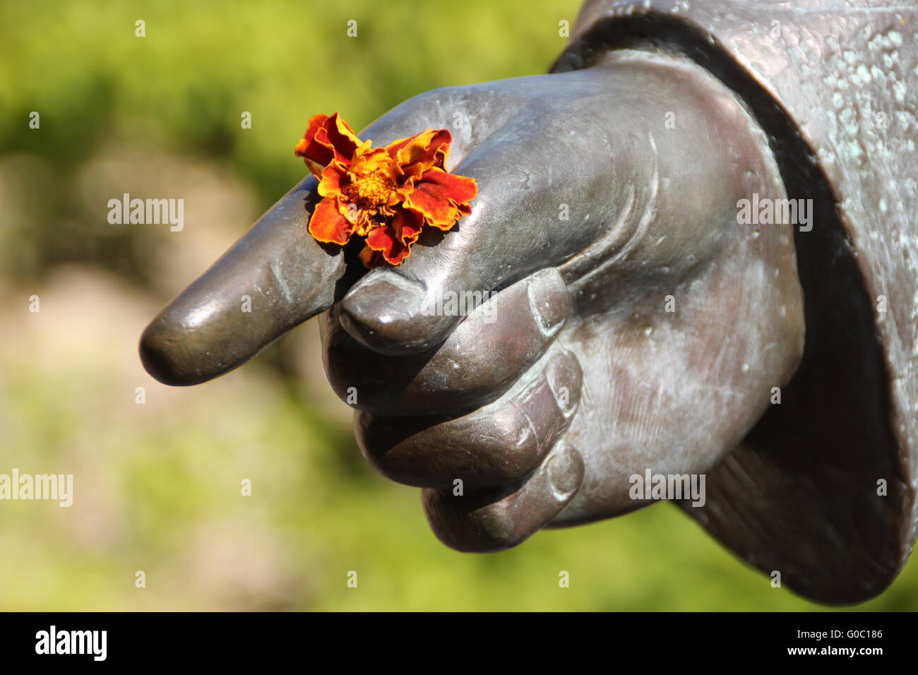 Ein Denkmal mit Blume Stockfoto