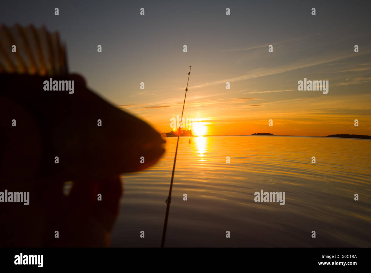 Sonnenuntergang Fluss Barsch Angeln mit dem Boot und einem Stab Stockfoto