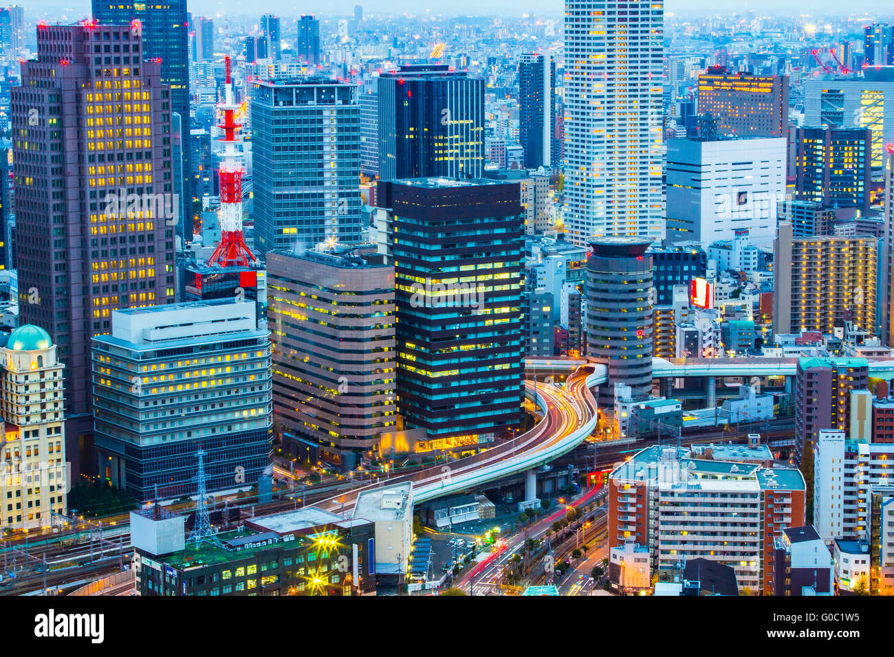Übernachtung in der Skyline der Stadt Osaka in Japan. Stockfoto