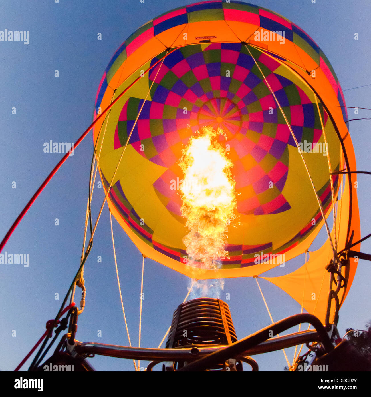 Feuer erwärmt die Luft im Inneren eines Heißluftballons am Ballon