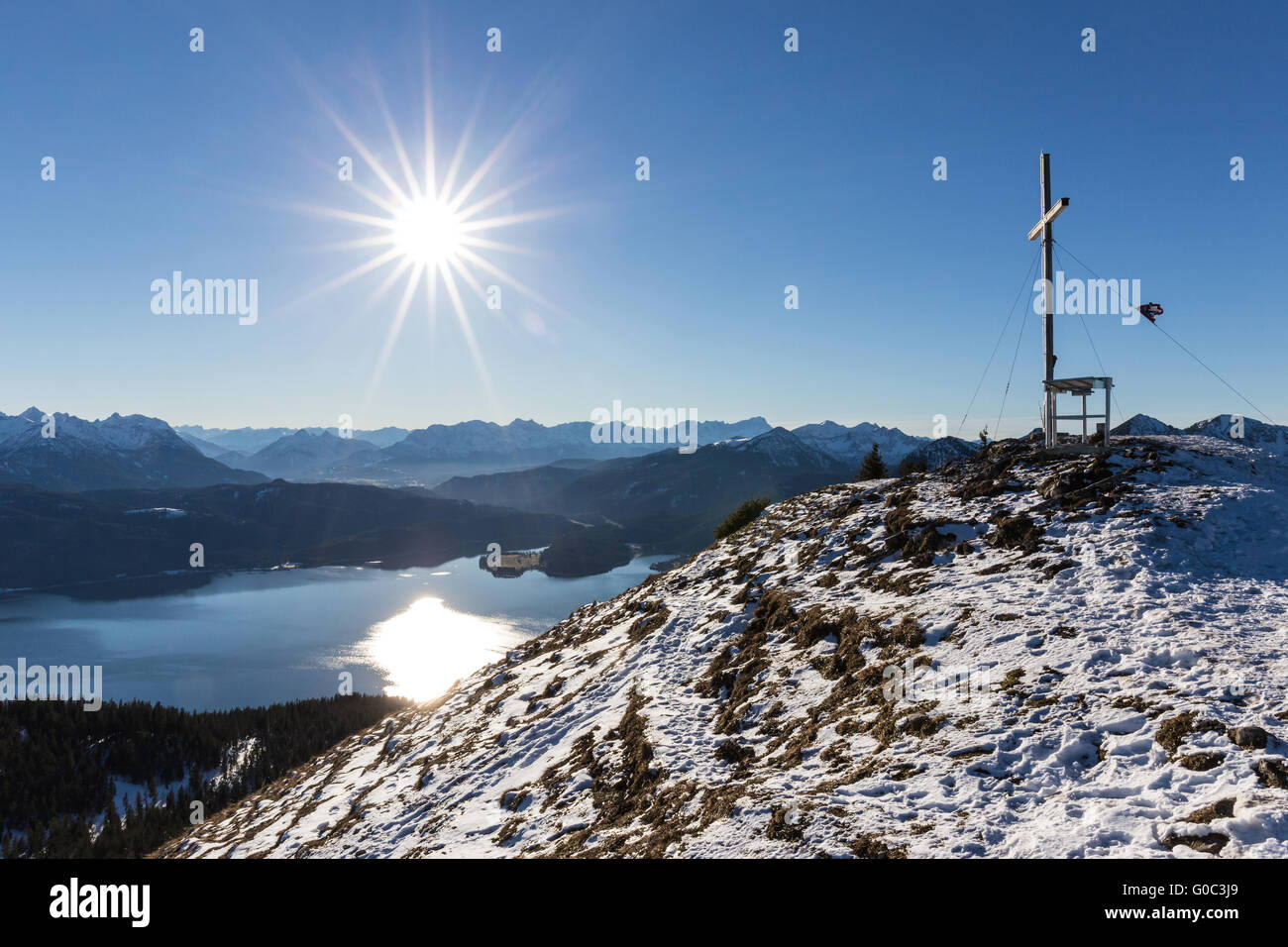 Gipfelkreuz des Mt. Jochberg mit Walchen-See Stockfoto