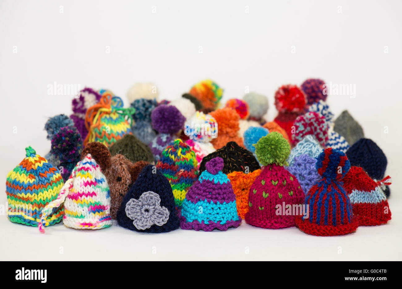 gestrickte Bommel Mützen Stockfoto