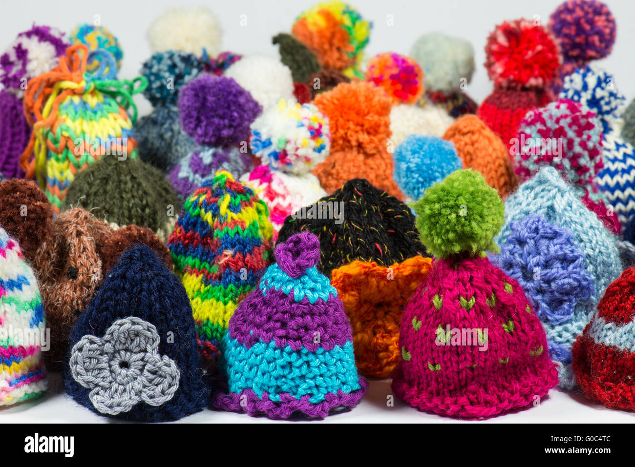 gestrickte Bommel Mützen Stockfoto