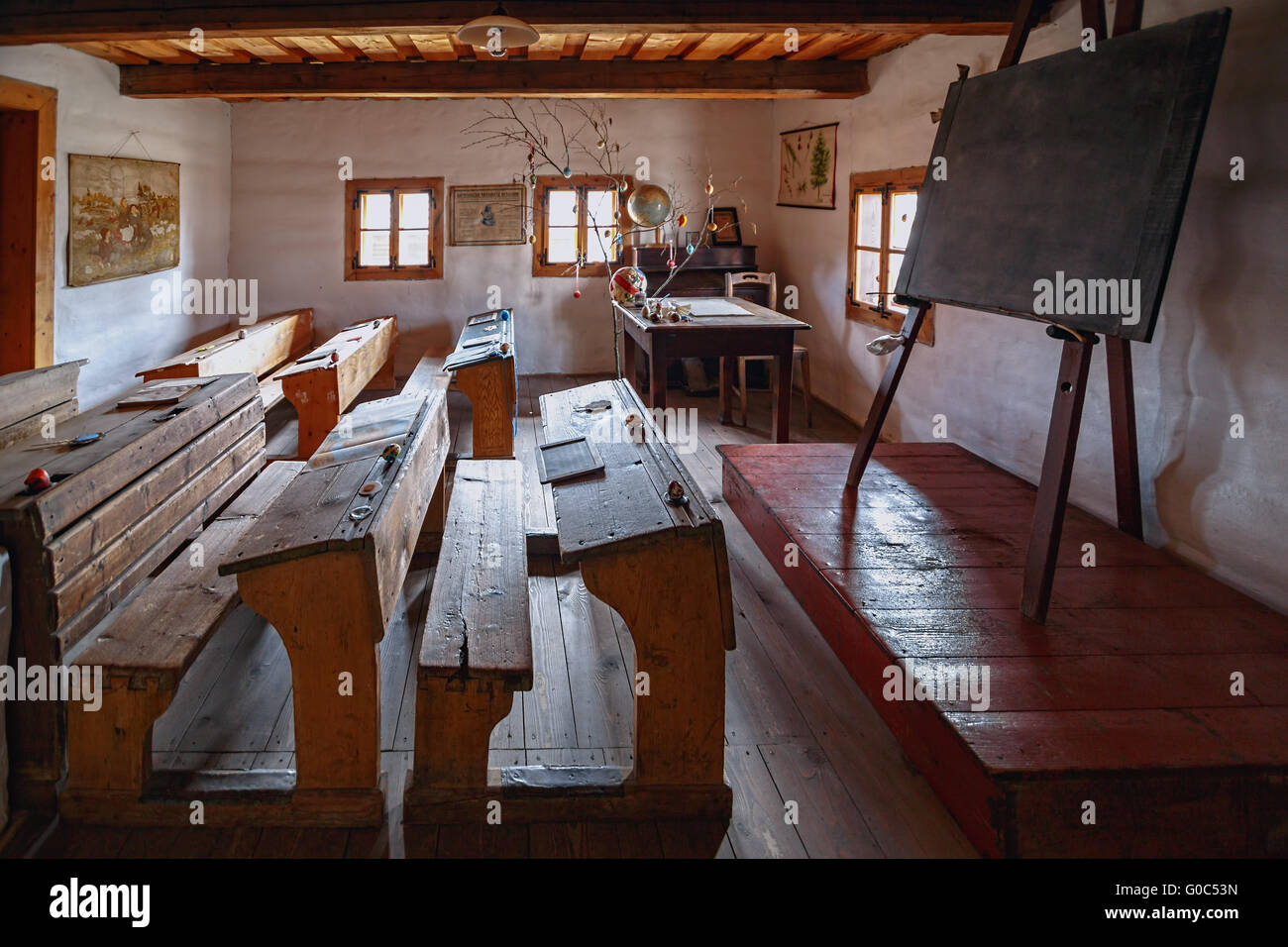 Alten Klassenzimmer mit traditionellen Holzbänken und Schiefer Tabletten Stockfoto