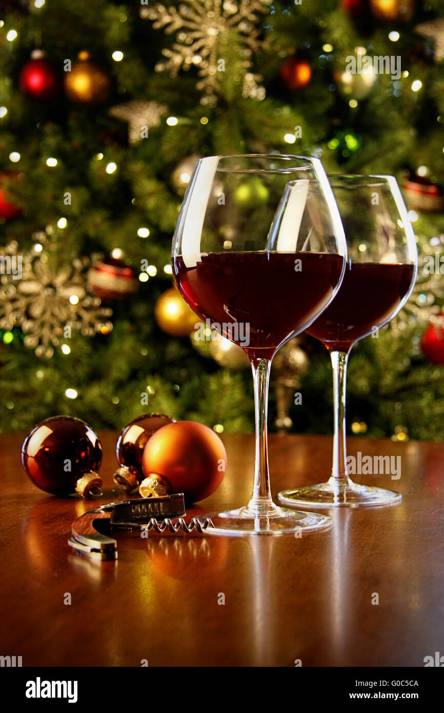 Gläser von roten Wein auf Tisch mit Weihnachtsbaum ich Stockfoto