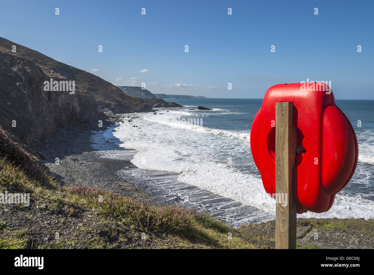 Roten Rettungsring an der Küste von North Cornish Stockfoto