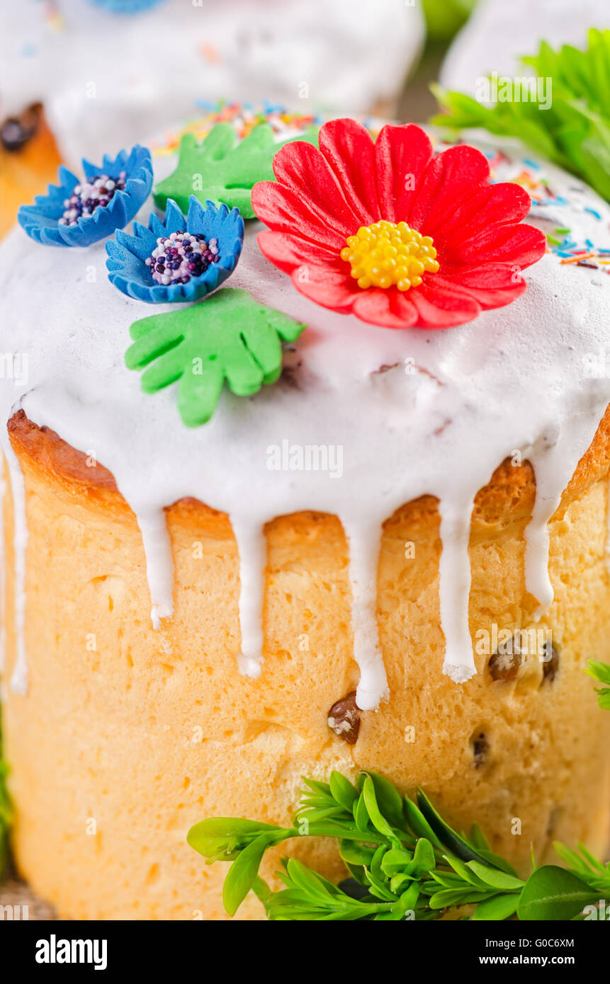 Süße Osterkuchen mit Blumen. Nahaufnahme, selektiven Fokus. Stockfoto