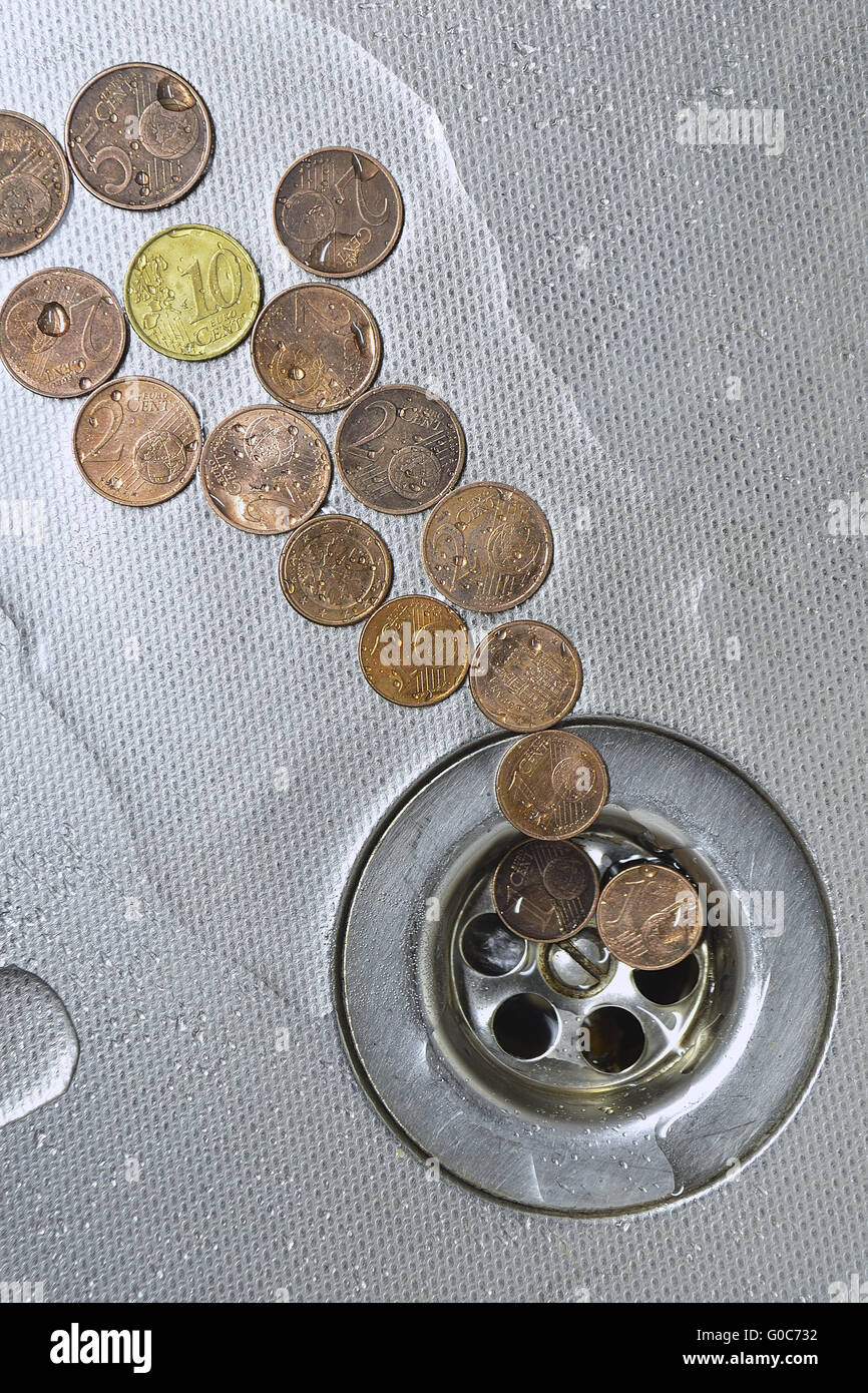 kleine Euro-Münzen sind verstoßene und gehen zu entwässern Stockfoto