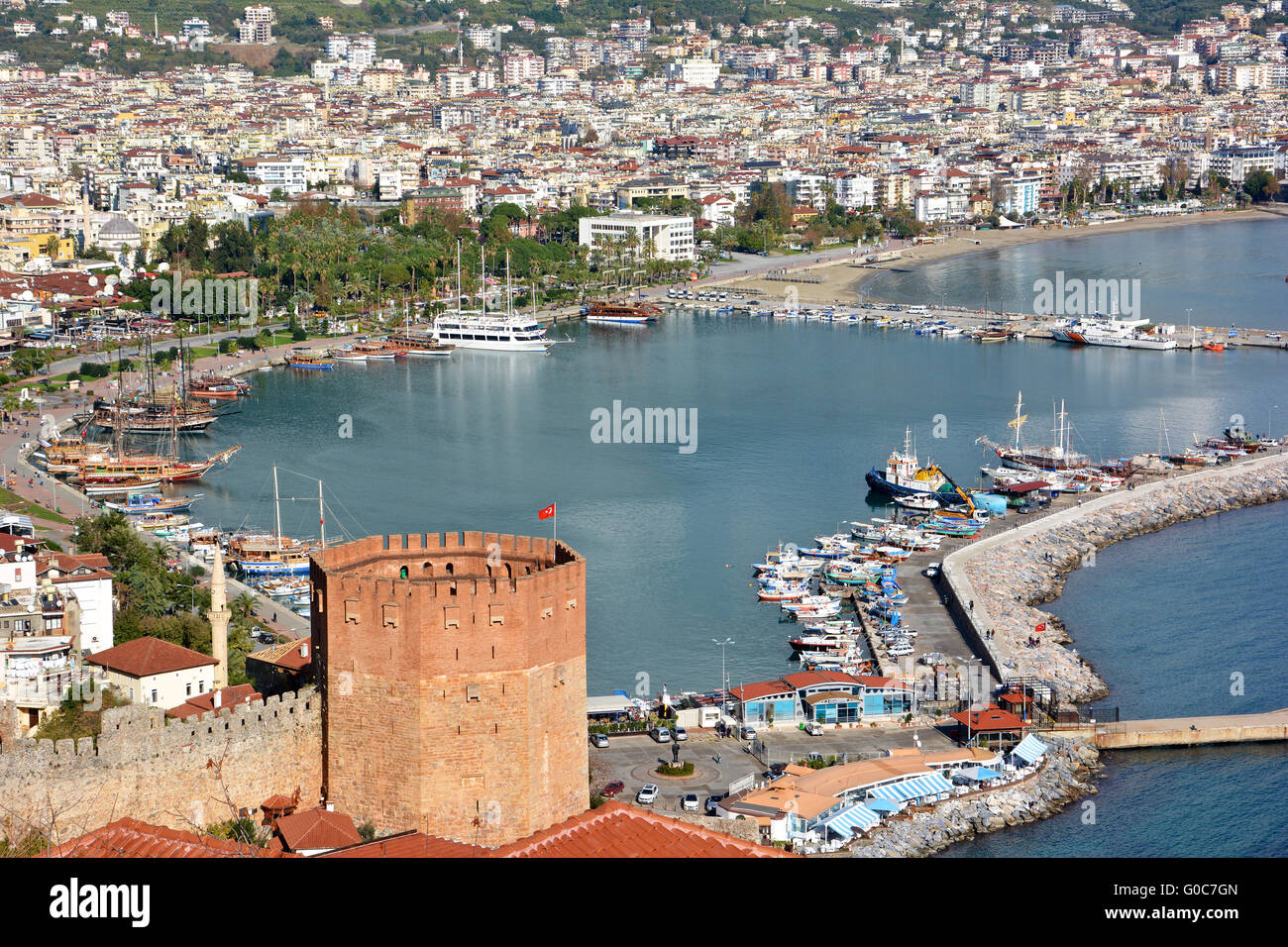 Hafen von Alanya Türkei mit roter Turm Stockfoto