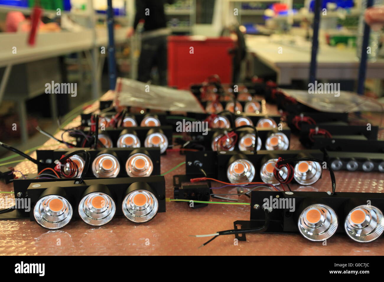 Montage von LED-Leuchten in der Fertigung Stockfoto