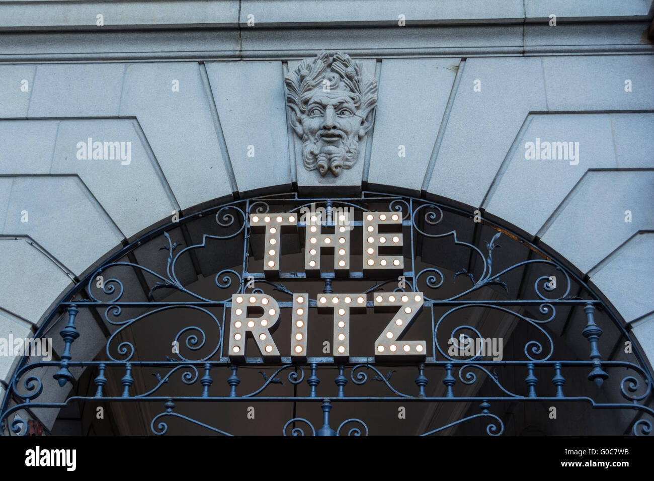 Zeichen außerhalb des weltberühmten Ritz Hotel in Mayfair, London, UK Stockfoto