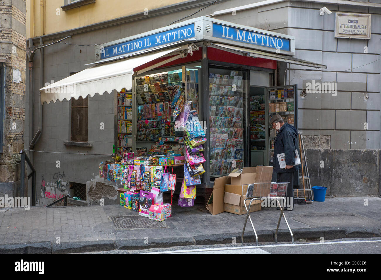 Kiosk mit Zeitungen, Karten, Zeitschriften und anderem Neapel, Kampanien, Italien, Europa Stockfoto