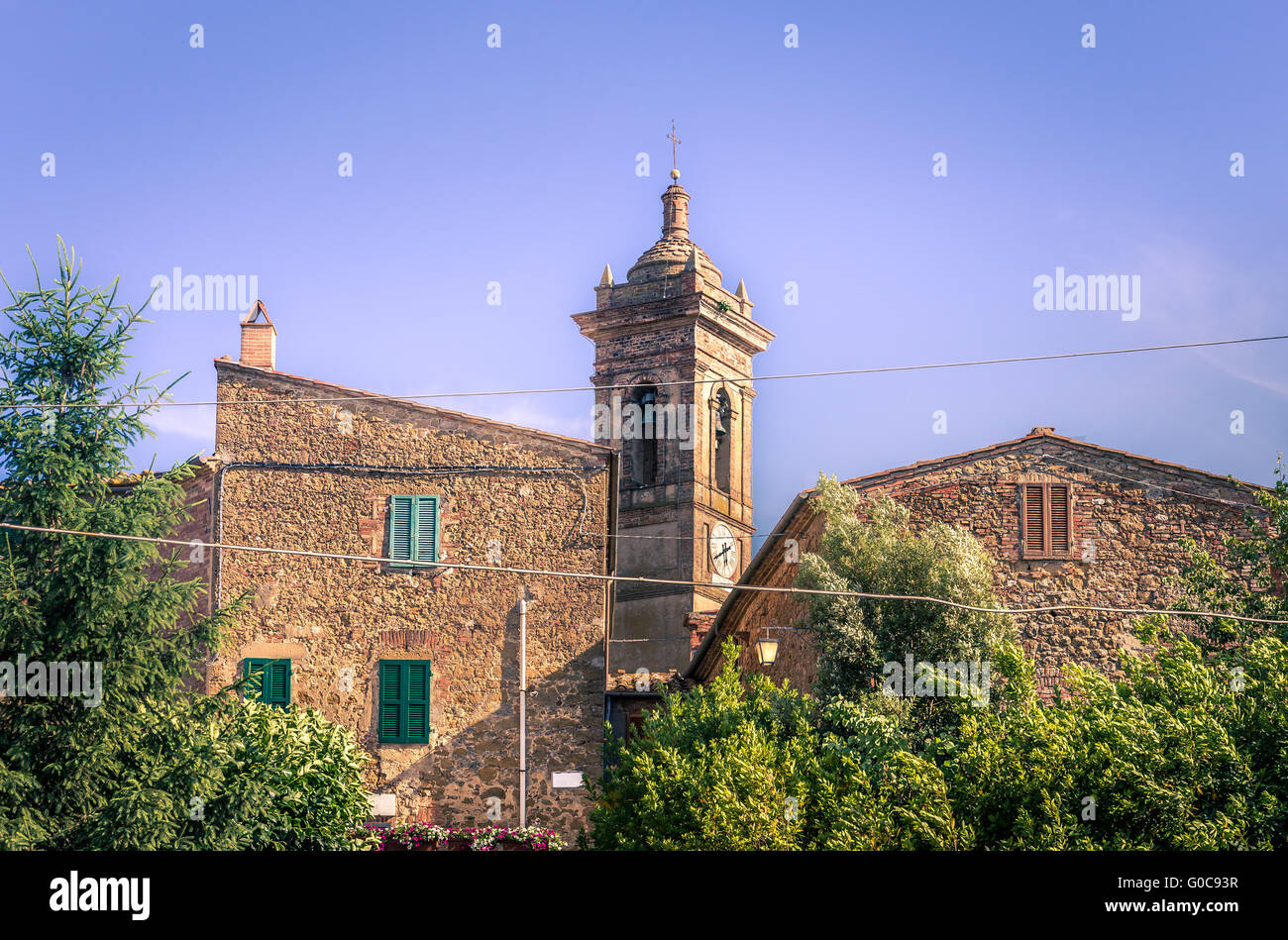 Schöne Kirche in Montisi Dorf in der Toskana, Italien Stockfoto