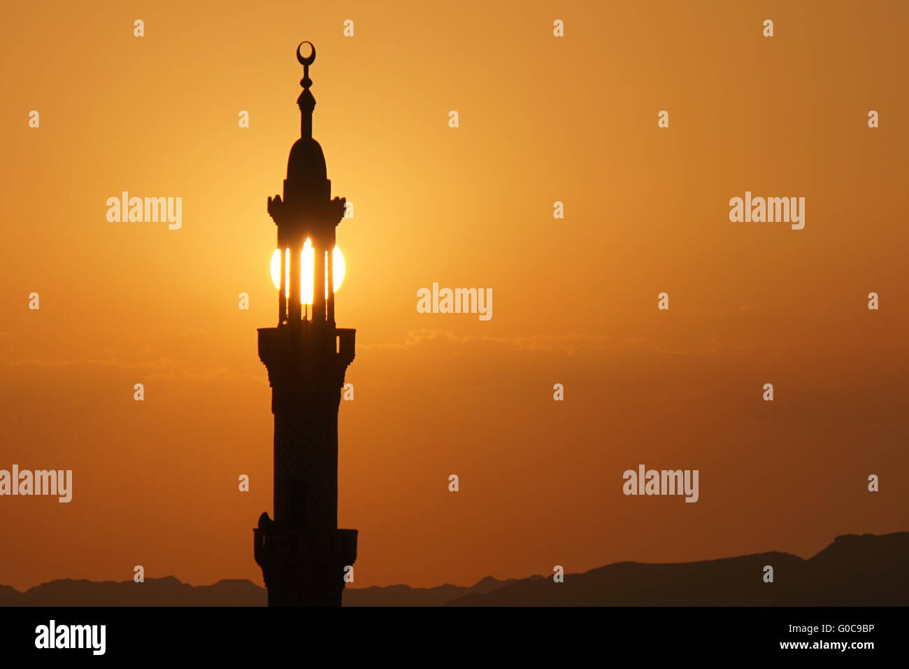 Sonnenuntergang über Moschee in Ägypten Stadt von el quesir Stockfoto