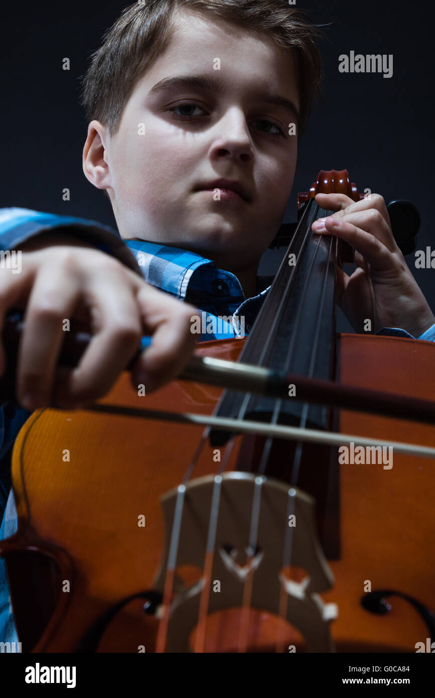 junger Cellist spielt klassischen Musik am cello Stockfoto
