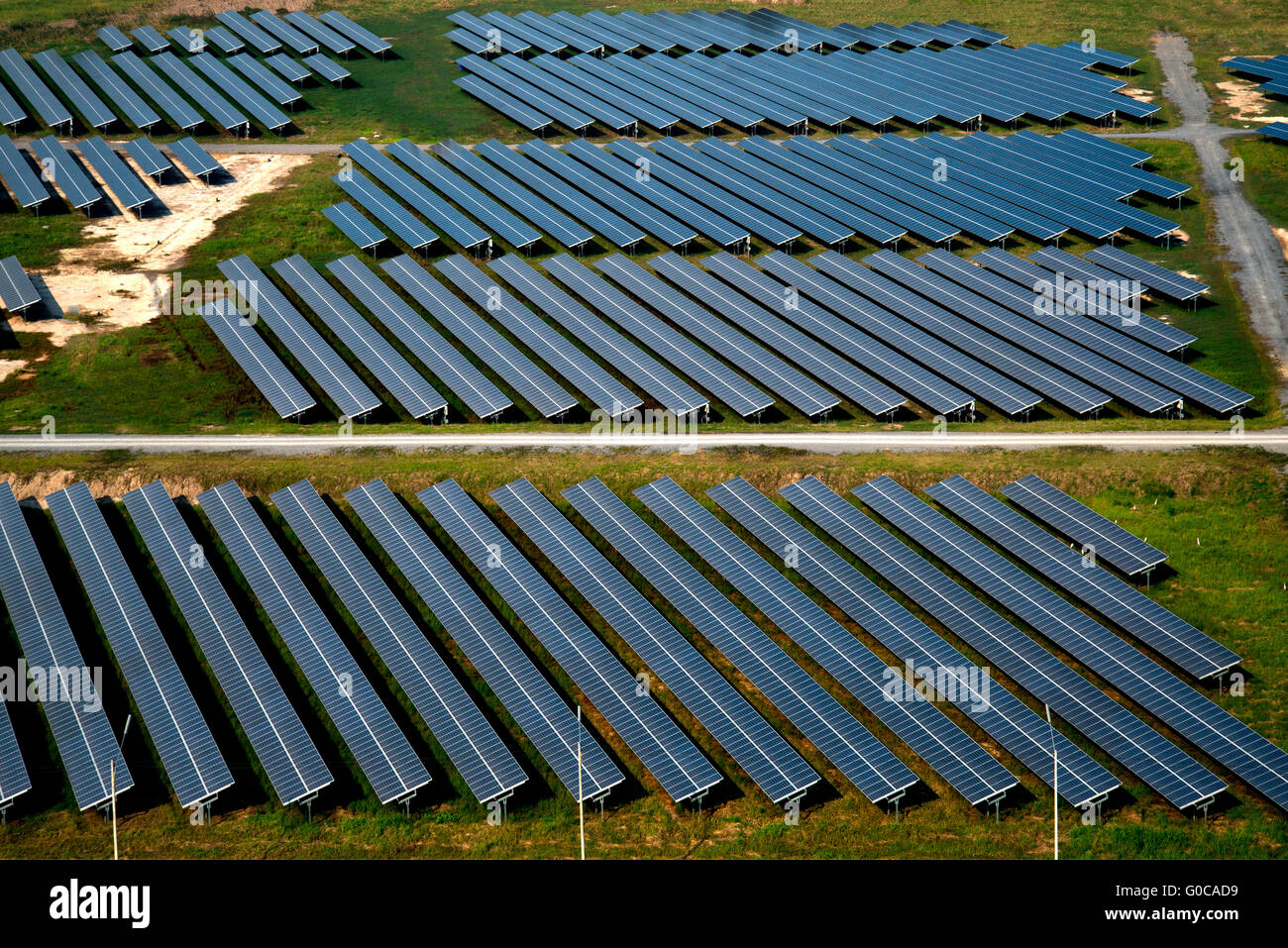 Solarpark, Solarzellen Luftbild Stockfoto