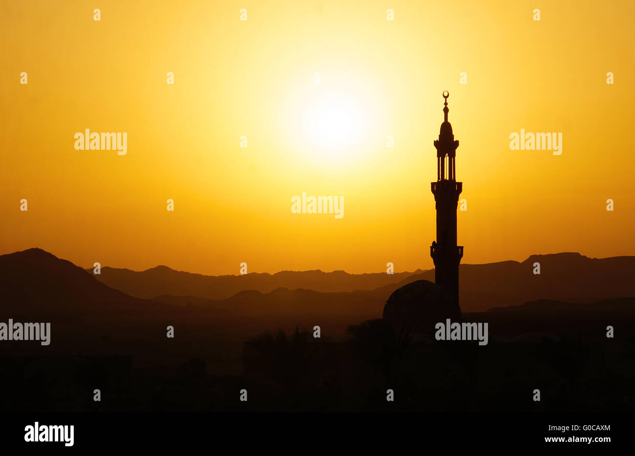 Sonnenuntergang über Moschee in Ägypten Stadt von el quesir Stockfoto