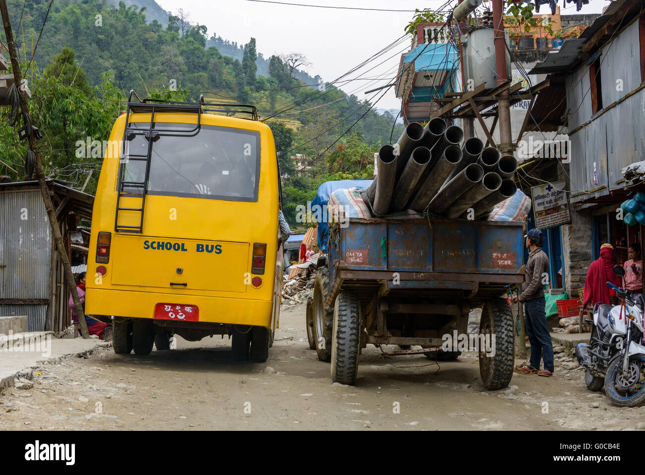 Schulbus in Birethanti, Nepal Stockfoto