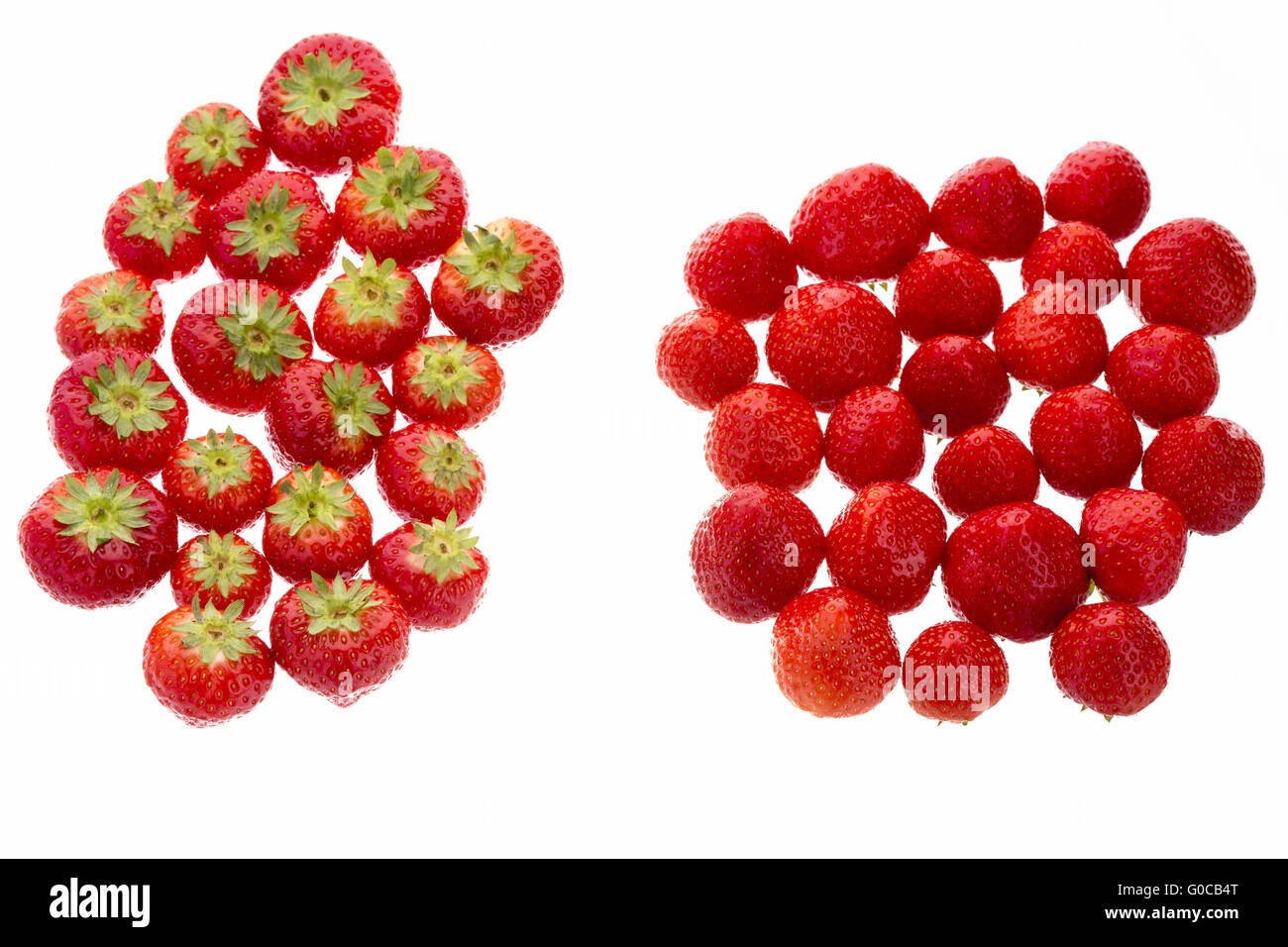 Erdbeeren In zwei Gruppen angeordnet, über weiß Stockfoto