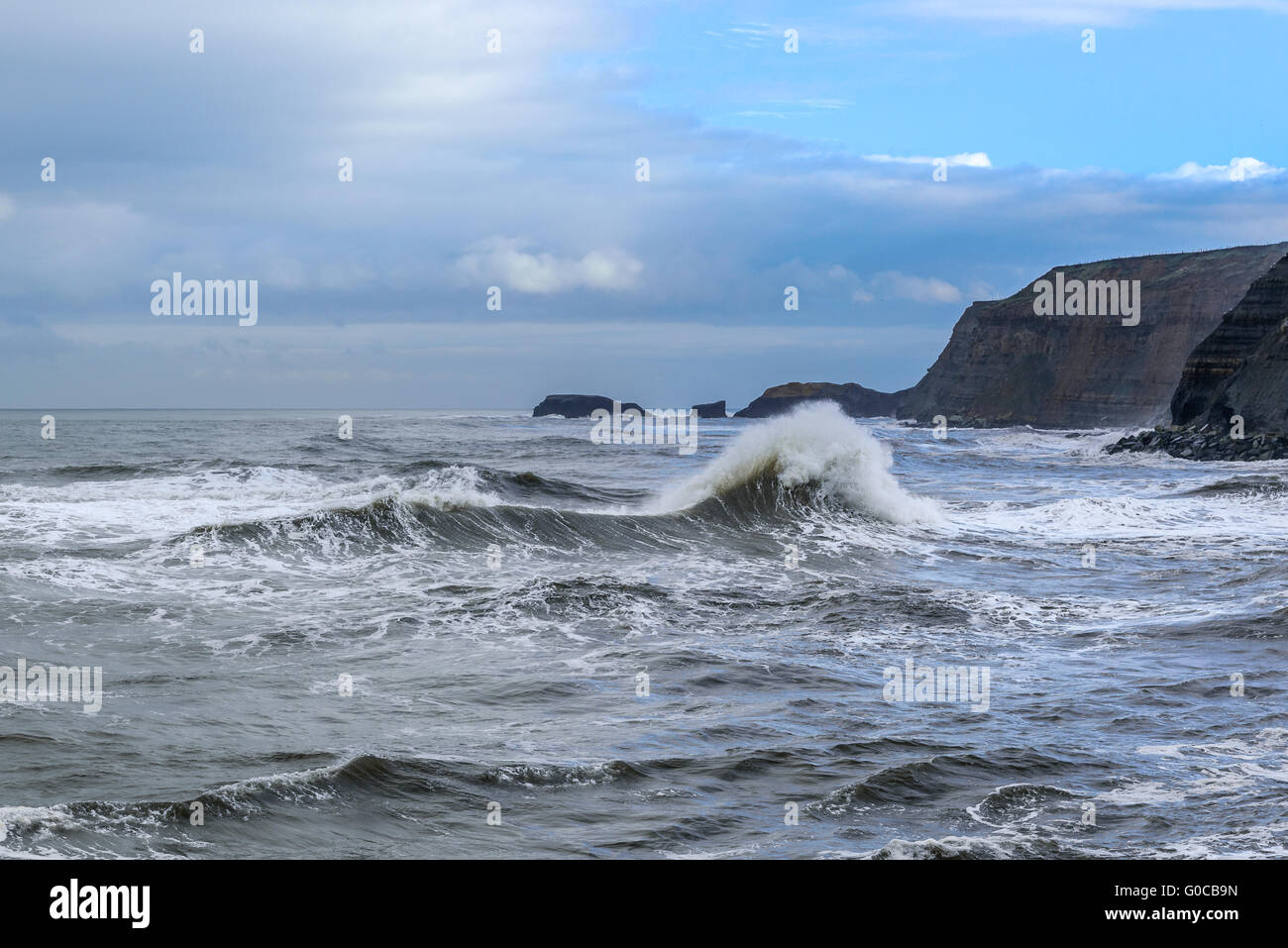 Raue gefährliche Wellen in der Nordsee an einem Wintertag Stockfoto