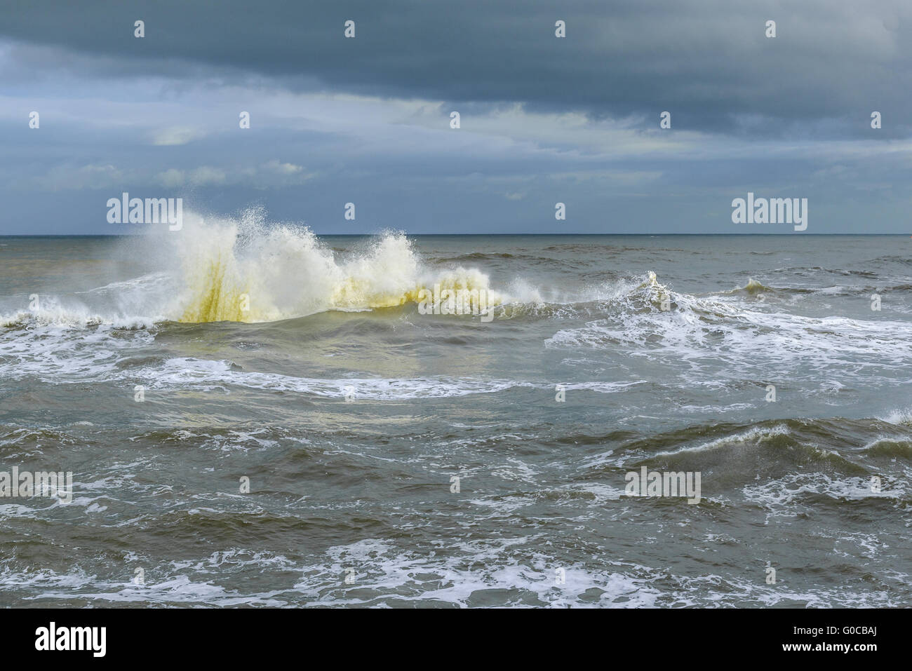 Raue gefährliche Wellen in der Nordsee an einem Wintertag Stockfoto