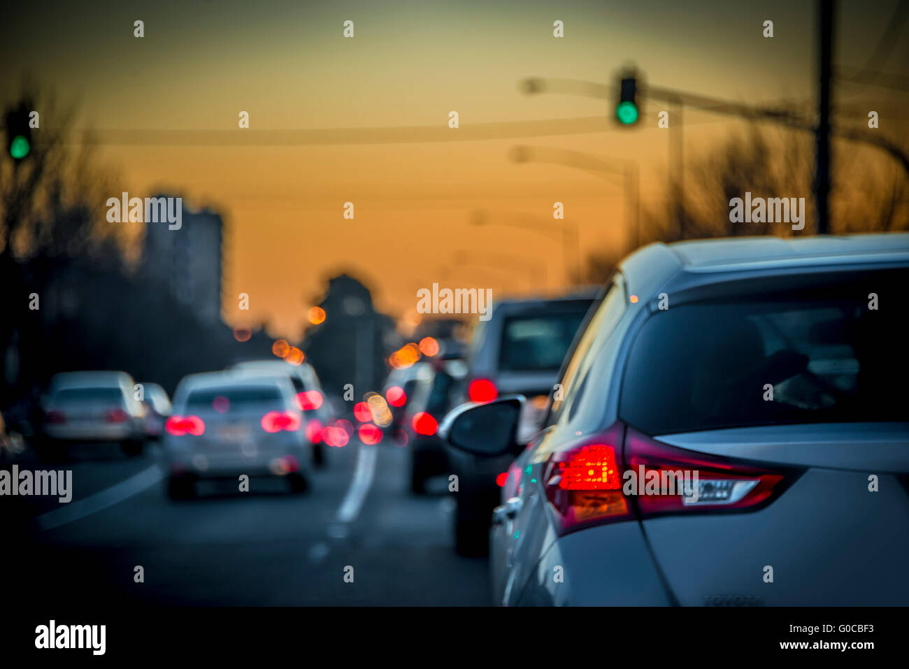 Auto Rückleuchten sitzen im Verkehr aufbauend auf Melbourne Autobahn Hauptverkehrszeit in der Abenddämmerung, Melbourne, Australien Stockfoto