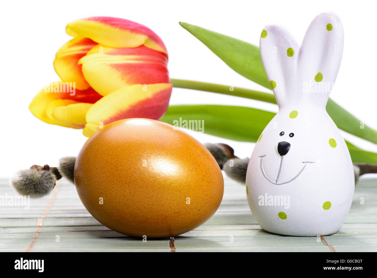 Osterei und Kaninchen mit Tulpe Blume Stockfoto