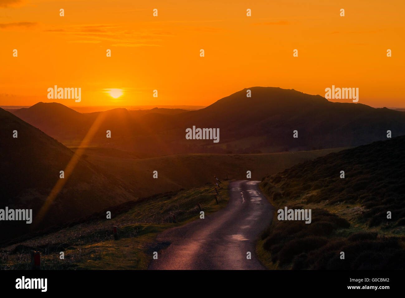 Sonnenaufgang über dem Shropshire Hügel AONB. Foto von Bur Weg über Kardieren Mill Valley & Long Mynd oberhalb Kirche Stretton schauen. Stockfoto