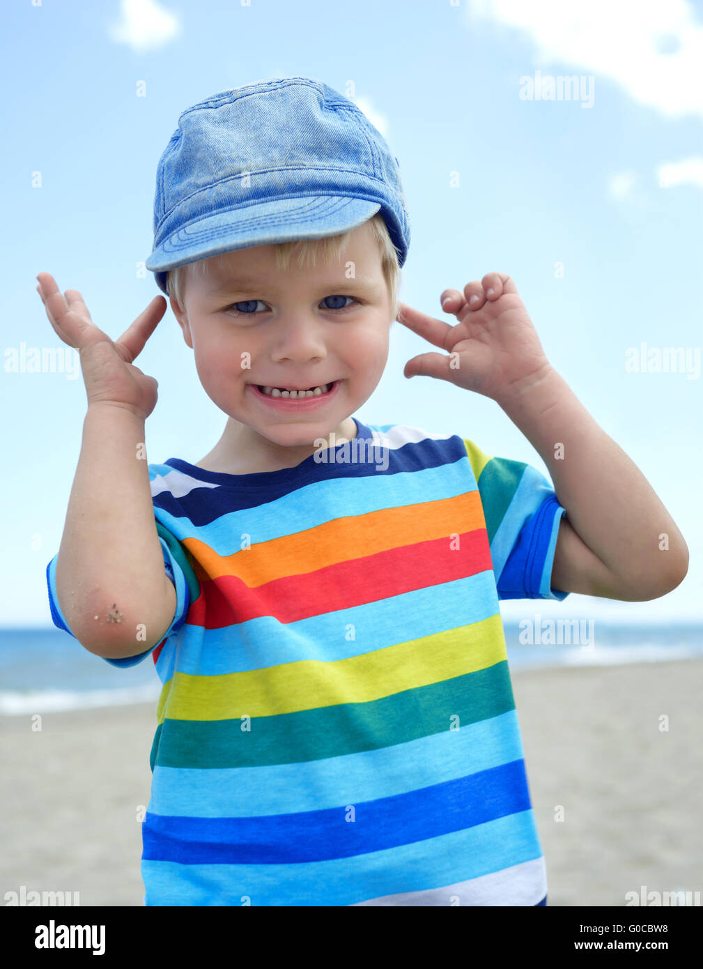 Kleiner Junge hält seine Hände über die Ohren nicht zu hören Stockfoto