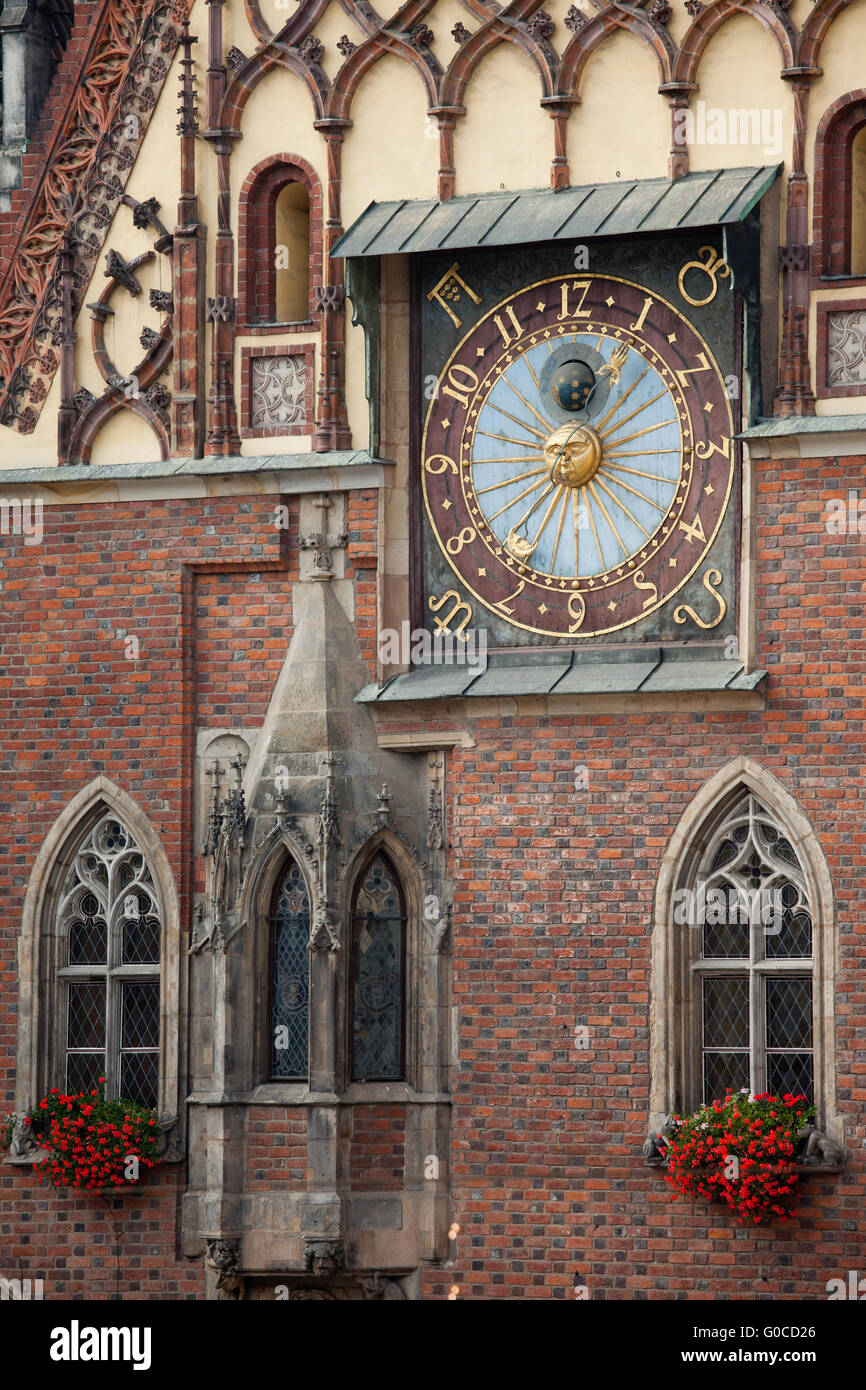 Breslau in Polen, Altstadt, Uhr am gotischen Rathaus Fassade, Architekturdetail, Nahaufnahme Stockfoto