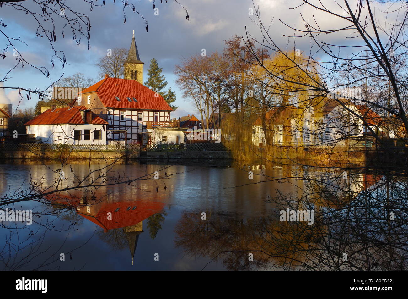 Gebäude spiegeln sich im glatten Wasser Stockfoto