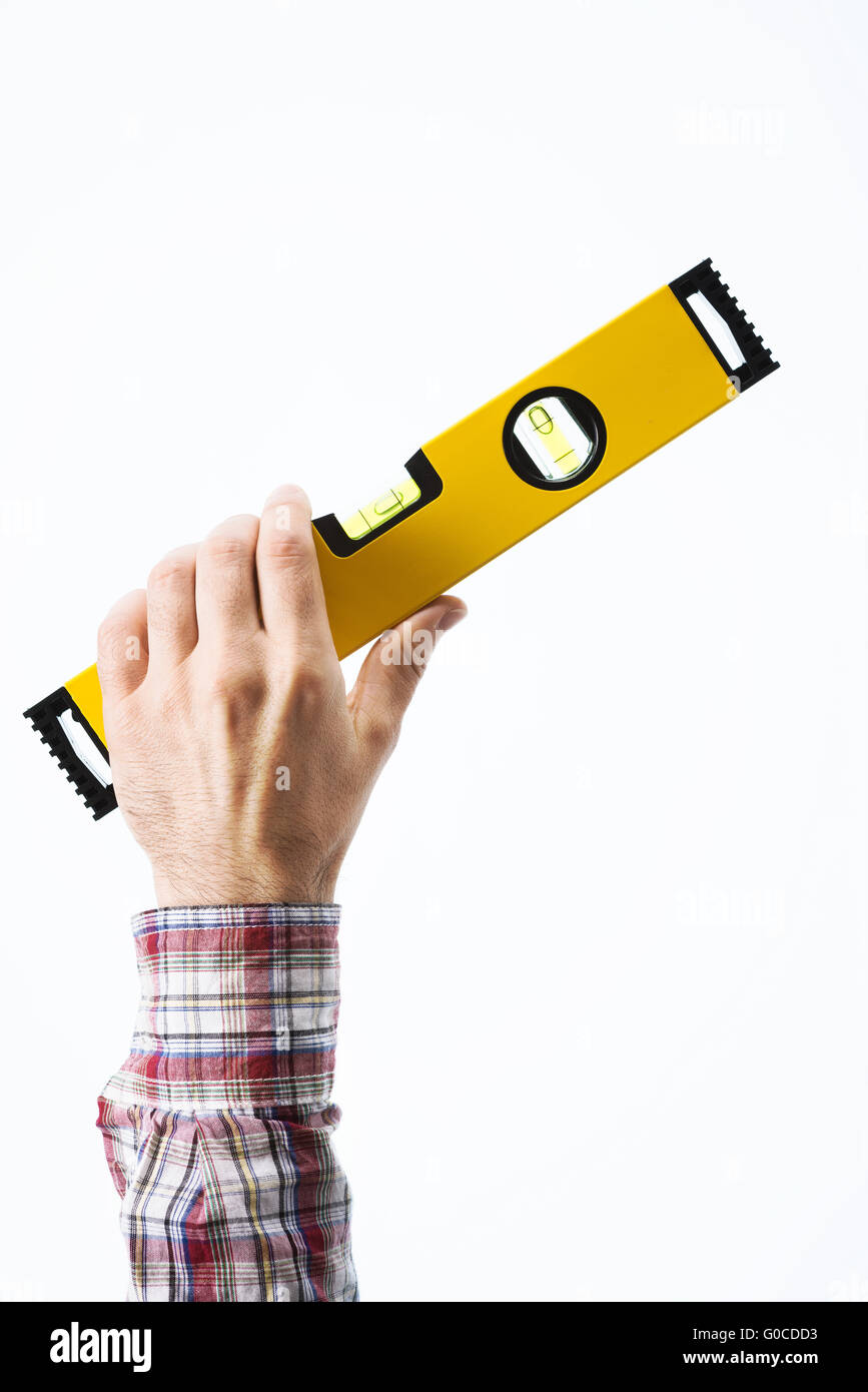 Männliche Tischler Hand hält eine gelbe Ebene auf weißem Hintergrund Stockfoto