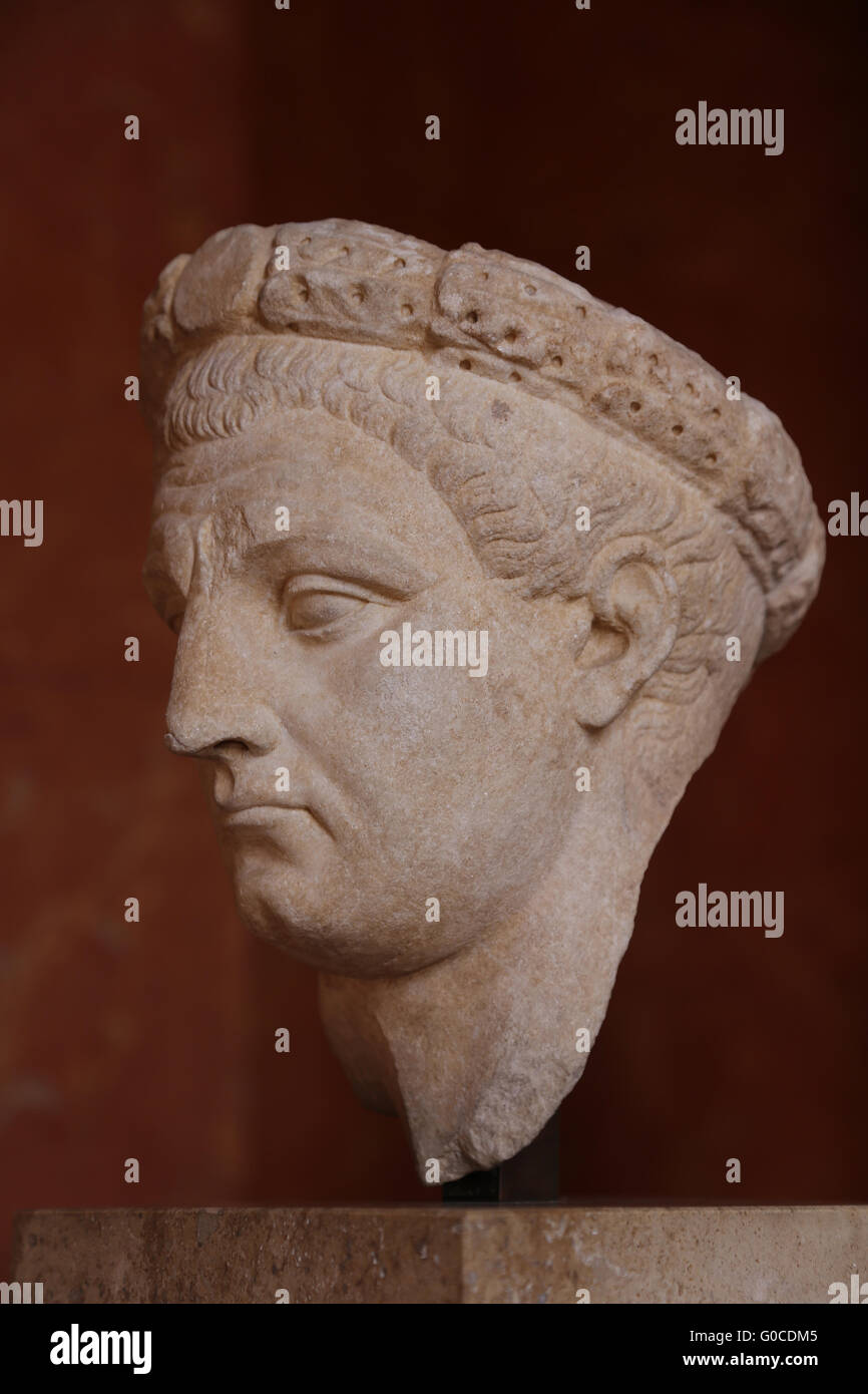Claudius (10 v. Chr. - 54 n. Chr.). Römischer Kaiser von 41 bis 54. Caudius tragen den Kranz mit Zentralmedaillon. Marmor, 4-54 n. Chr..  Thasos Stockfoto